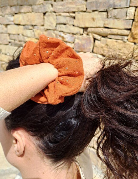 Chouchou corail à pois dorés 