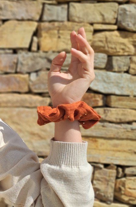 Chouchou corail à pois dorés 