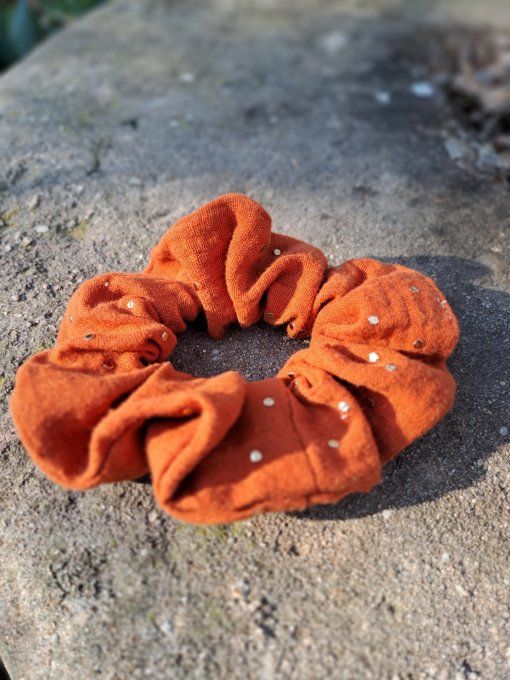 Chouchou corail à pois dorés 