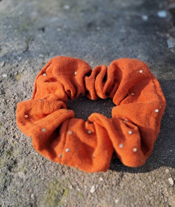 Chouchou corail à pois dorés 